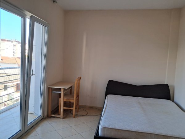 Tirane, jepet me qera apartament 2+1+Ballkon Kati 4, 90 m² 400 € (Rruga 5 maji)