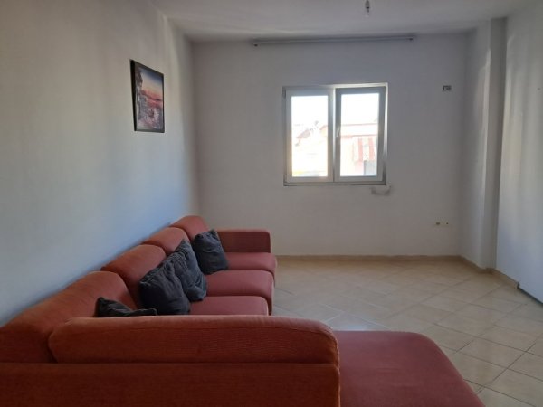 Tirane, jepet me qera apartament 2+1+Ballkon Kati 4, 90 m² 400 € (Rruga 5 maji)
