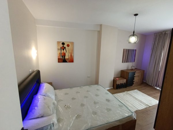 Tirane, jepet me qera apartament 2+1+Aneks+Ballkon Kati 3, 107 m² 1.000 € (Qender)