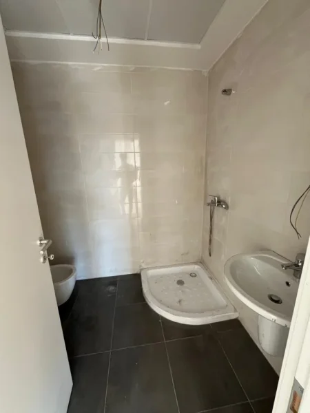 Tirane, shitet apartament 3+1 Kati 5, 132 m² 250.000 € (rruga mergimi)