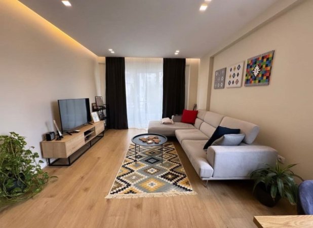 Tirane, shitet apartament 2+1+Ballkon Kati 3, 93 m² 265.000 € (Liqeni i thate)
