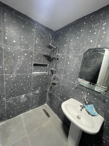 Tirane, jepet me qera apartament 1+1+Ballkon Kati 2, 55 m² 400 € (Astir te Bar Oslo)