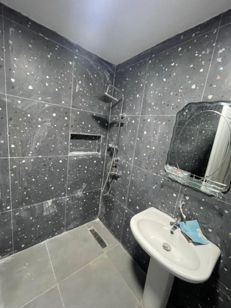 Tirane, jepet me qera apartament 1+1 Kati 2, 55 m² 400 € (RRUGA FEDERIK SHIROKA)
