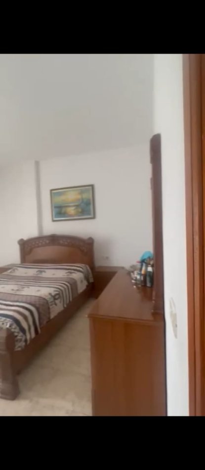 Tirane, jepet me qera Vile 3+1+Ballkon Kati 2, 120 m² 500 € (Stacioni i Trenit, Rruga Petrela,pranë me Bulevardin e Ri)