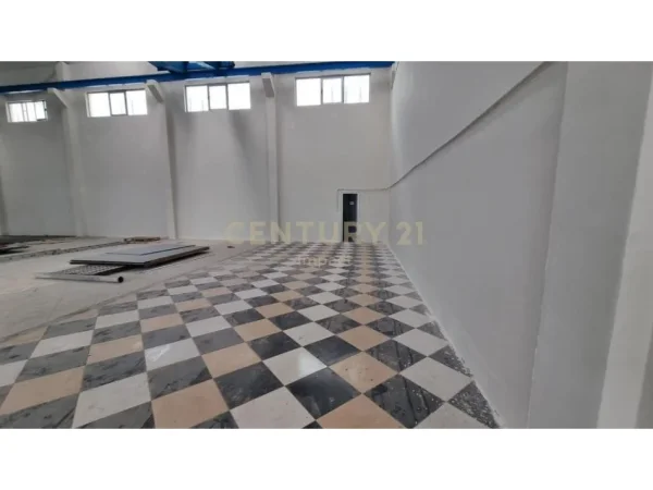 Tirane, jepet me qera magazine Kati 0, 850 m² 5.000 € (Vore)