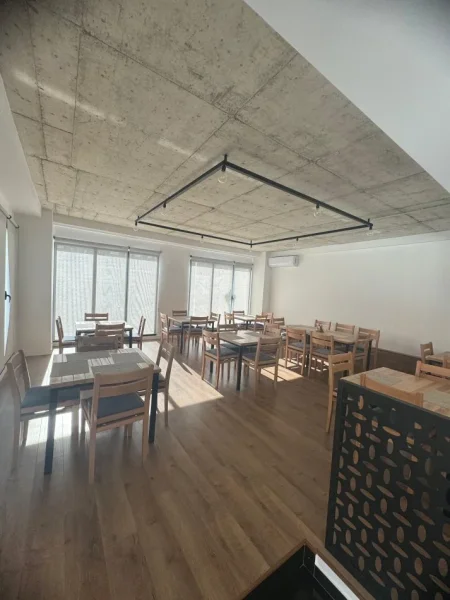 Tirane, jepet me qera ambjent biznesi Kati 0, 80 m² 1.500 € (Oxhaku)