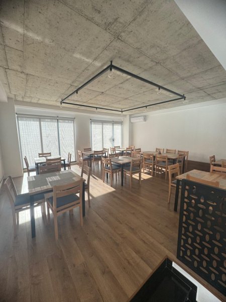 Tirane, jepet me qera ambjent biznesi Kati 0, 80 m² 1.500 € (Oxhaku)