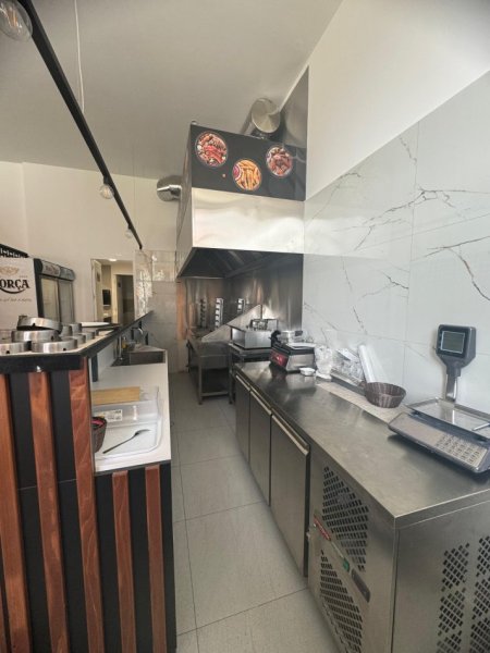 Tirane, jepet me qera ambjent biznesi Kati 0, 80 m² 1.500 € (Oxhaku)