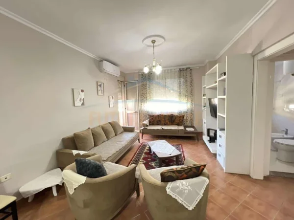 Tirane, jepet me qera apartament 3+1 Kati 8, 109 m² 550 € (Unaza e Re)