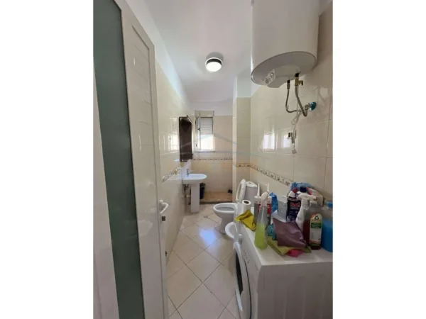 Tirane, jepet me qera apartament 3+1 Kati 8, 109 m² 550 € (Unaza e Re)