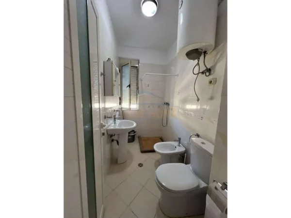 Tirane, jepet me qera apartament 3+1 Kati 8, 109 m² 550 € (Unaza e Re)