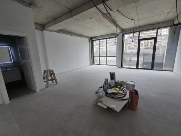 Tirane, jepet me qera ambjent biznesi Kati 1, 74 m² 1.100 € (Lake View)