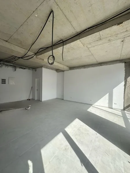 Tirane, jepet me qera ambjent biznesi Kati 1, 74 m² 1.100 € (Lake View)