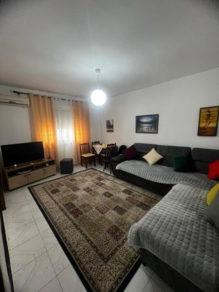 Tirane, jepet me qera apartament 2+1+Ballkon Kati 5, 75 m² 450 € (ISH PARKU)