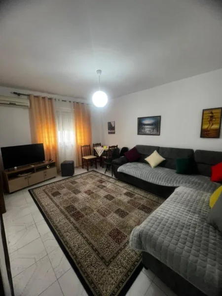 Tirane, jepet me qera apartament 2+1+Ballkon Kati 5, 75 m² 450 € (ISH PARKU)