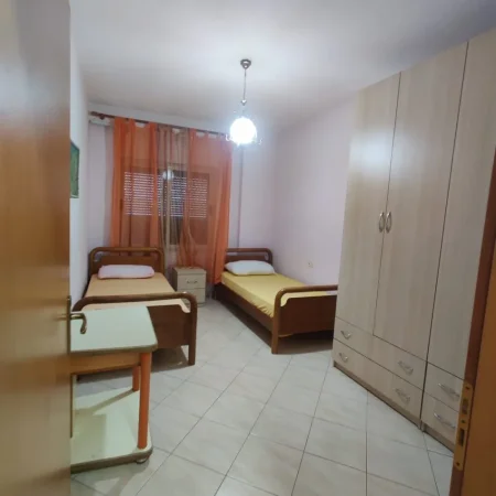 Tirane, jepet me qera apartament 2+1+Ballkon Kati 5, 75 m² 450 € (ISH PARKU)