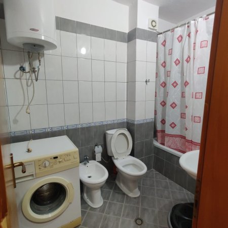 Tirane, jepet me qera apartament 2+1+Ballkon Kati 5, 75 m² 450 € (ISH PARKU)