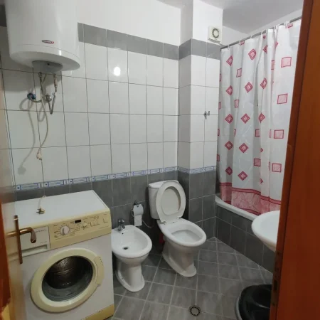Tirane, jepet me qera apartament 2+1+Ballkon Kati 5, 75 m² 450 € (ISH PARKU)