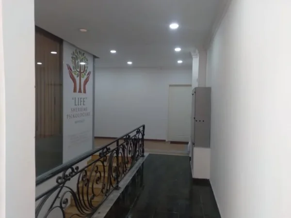 Tirane, jepet me qera zyre Kati 1, 75 m² 350 € (Aleksandri i madh)