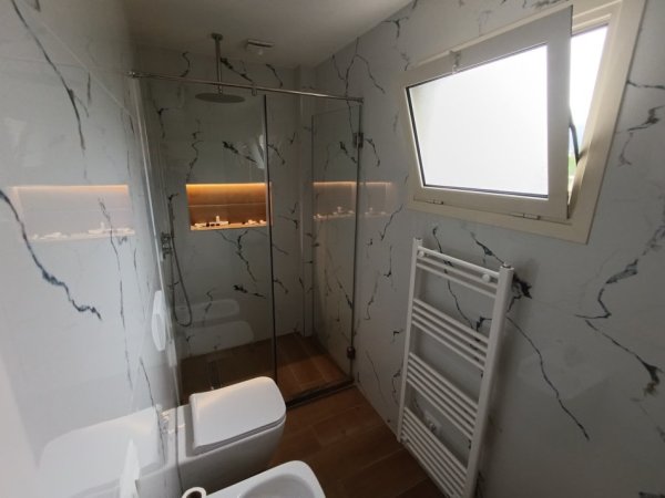 Tirane, jepet me qera apartament 1+1+Ballkon Kati 4, 65 m² 450 € (Pran Spitalit Nen Tereza)