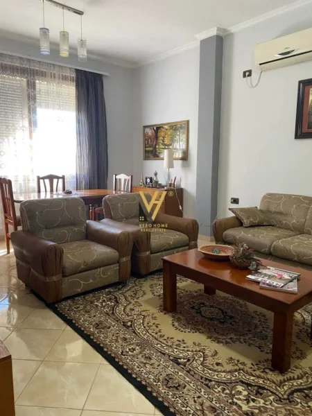 Tirane, jepet me qera apartament 2+1+Ballkon Kati 3, 100 m² 700 € (FAKULTETI EKONOMIK)