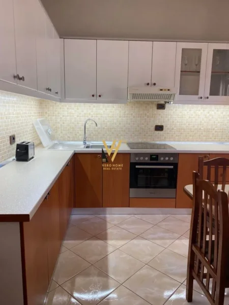 Tirane, jepet me qera apartament 2+1+Ballkon Kati 3, 100 m² 700 € (FAKULTETI EKONOMIK)