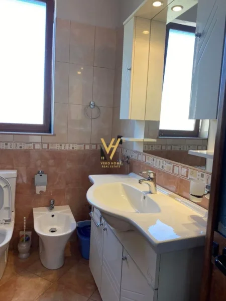 Tirane, jepet me qera apartament 2+1+Ballkon Kati 3, 100 m² 700 € (FAKULTETI EKONOMIK)