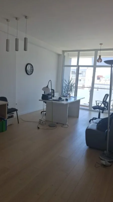 Tirane, jepet me qera zyre Kati 6, 75 m² 600 € (Kika 2)