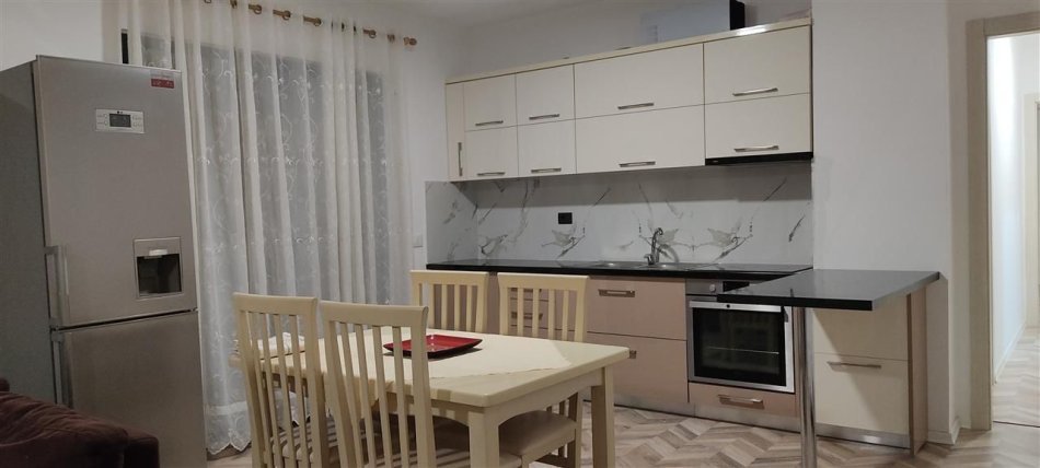 Tirane, jepet me qera apartament 2+1+Ballkon Kati 5, 115 m² 500 € (RRUGA 5 MAJI)