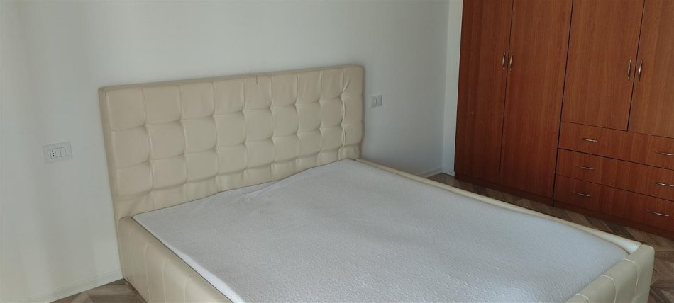 Tirane, jepet me qera apartament 2+1+Ballkon Kati 5, 115 m² 500 € (RRUGA 5 MAJI)