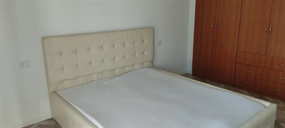 Tirane, jepet me qera apartament 2+1+Ballkon Kati 5, 115 m² 500 € (RRUGA 5 MAJI)