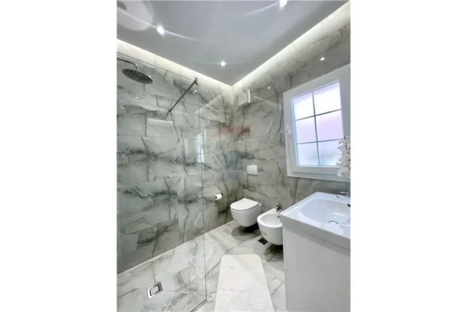 Tirane, jepet me qera apartament 1+1+Aneks+Ballkon Kati 2, 85 m² 800 € (Rruga e Duresit)