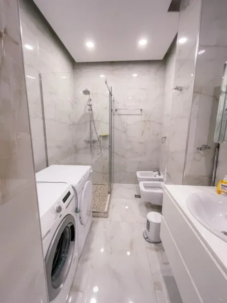 Tirane, jepet me qera apartament 2+1+Ballkon Kati 2, 130 m² 1.000 € (Pazari i Ri)