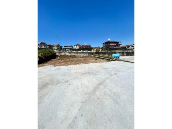 ALF53310 Tirane, jepet me qera ambjent biznesi Kati 1, 920 m² 1150 € (Rrethrrotullimi i Saukut)