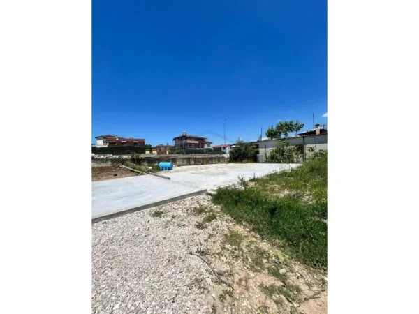 ALF53310 Tirane, jepet me qera ambjent biznesi Kati 1, 920 m² 1150 € (Rrethrrotullimi i Saukut)