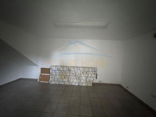 Tirane, jepet me qera KAPANON Kati 0, 2.846 m² 2.000 € (Koxhas, Autostrada Durres-Tirane.)