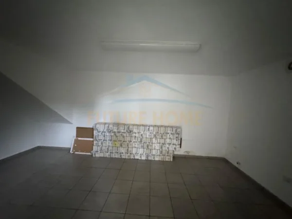 Tirane, jepet me qera KAPANON Kati 0, 2.846 m² 2.000 € (Koxhas, Autostrada Durres-Tirane.)