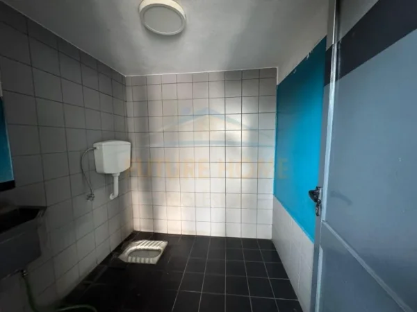 Tirane, jepet me qera KAPANON Kati 0, 2.846 m² 2.000 € (Koxhas, Autostrada Durres-Tirane.)