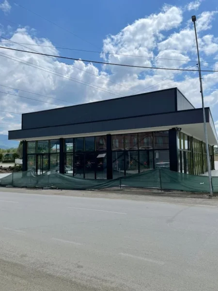 Tirane, jepet me qera magazine Kati 0, 1.400 m² 2.000 € (Bathore rr.Demokracia)