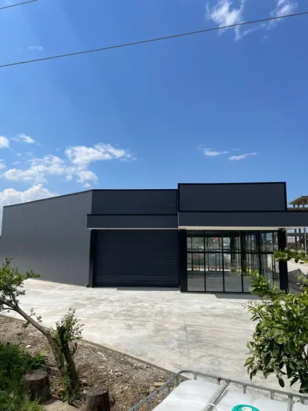 Tirane, jepet me qera magazine Kati 0, 1.400 m² 2.000 € (Bathore rr.Demokracia)