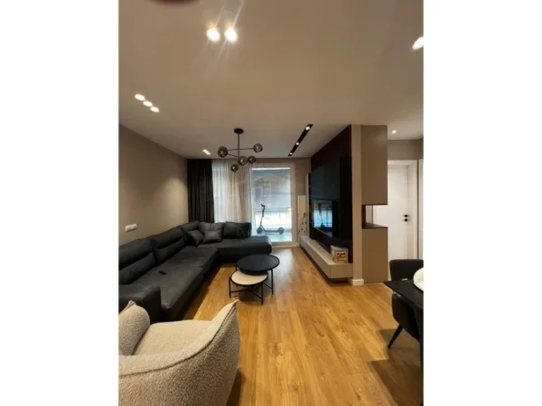 Tirane, shitet apartament 2+1 Kati 1, 85 m² 210.000 € (Fusha e Aviacionit)