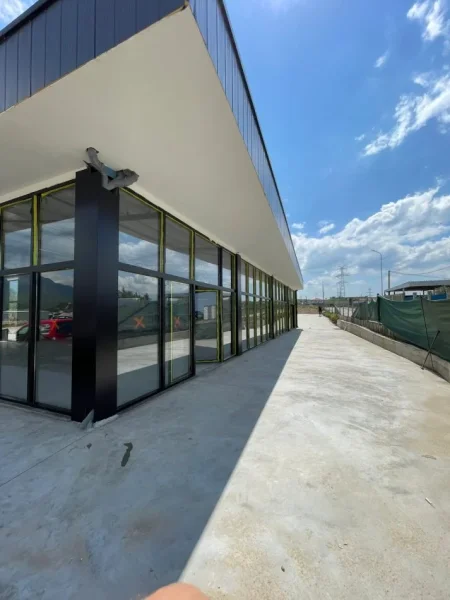 Tirane, shitet magazine Kati 0, 2.200 m² 570.000 € 