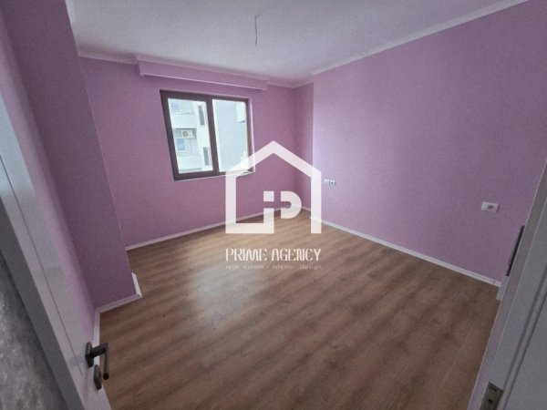 SHITET: Apartament 2 + 1/Pogradec_ Center Kapri/PAMJE NGA LIQENI