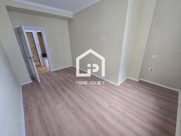 SHITET: Apartament 2 + 1/Pogradec_ Center Kapri/PAMJE NGA LIQENI