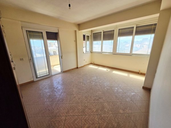 SHITET Apartament 2 +1/zona: Pogradec_ Pranë VALUTËS