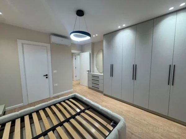 Tirane, jepet me qera apartament 2+1 Kati 8, 108 m² 2.000 € (përballë Toptanit)