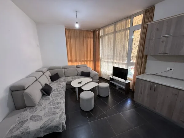Tirane, jepet me qera apartament 2+1 Kati 3, 450 € (astir)