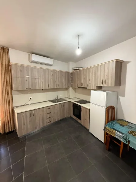 Tirane, jepet me qera apartament 2+1 Kati 3, 450 € (astir)