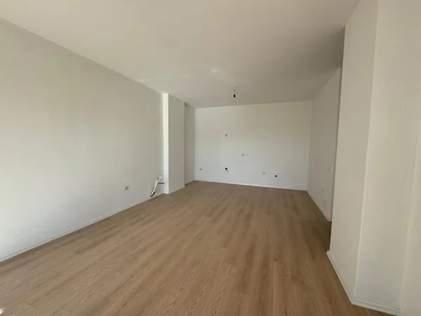 Tirane, shitet apartament 3+1+Ballkon Kati 3, 150 m² 230.000 € (Fusha e Aviacionit)