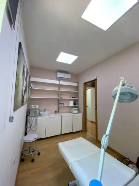 Tirane, jepet me qera ambjent biznesi Kati 2, 70 m² 800 € (rruga e kavajes)